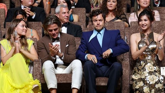 Σε άλλα νέα, το ίντερνετ αναρωτιέται αν ο Harry Styles έφτυσε τον Chris Pine