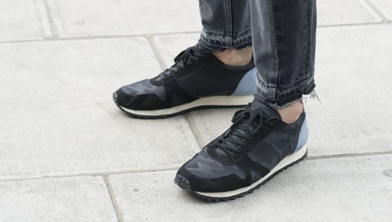 4 στυλ μαύρων sneakers που είναι μόδα