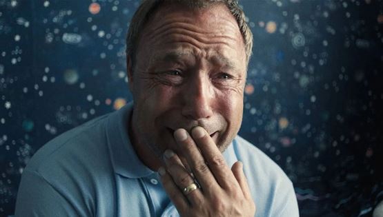 &#39;Τι σημαίνει να είσαι άντρας&#39;: Ο δημιουργός της σειράς Adolescence ζητά από πατεράδες να γράψουν γράμματα στους γιους τους