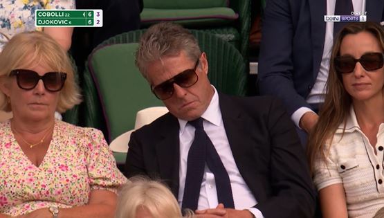 O Hugh Grant έριξε υπνάκο σε αγώνα τένις στο Wimbledon και έγινε viral
