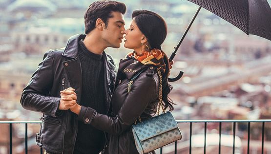 Η συλλογή της Guess είναι μία ωδή στον κόσμο των αγώνων αυτοκινήτου