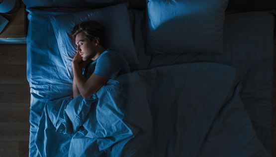 Μία απλούστατη συνήθεια για να κοιμάσαι καλύτερα