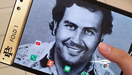 O αδερφός του Pablo Escobar μόλις παρουσίασε το smartphone του