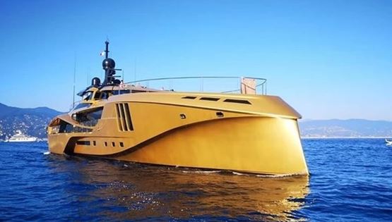 Καμία έκπληξη, το ολόχρυσο γιοτ Khalilah στη Μύκονο