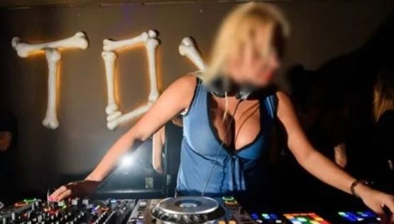 Ποια είναι η DJ Mikaela που συνελήφθη στο πάρτι με τα ναρκωτικά στα Καλύβια