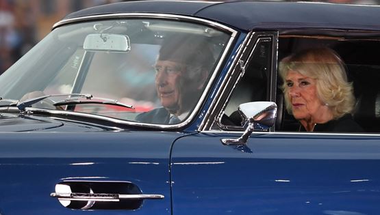 Ο Πρίγκιπας Κάρολος εμφανίστηκε με vintage Aston Martin που λειτουργεί με τυρί και κρασί