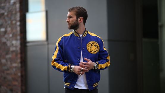 Φορώντας το μάλλον πιο δημοφιλές jacket της άνοιξης