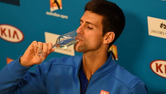 Ο Novak Djokovic αφήνει σιγά σιγά τη ρακέτα και πιάνει το κρασί