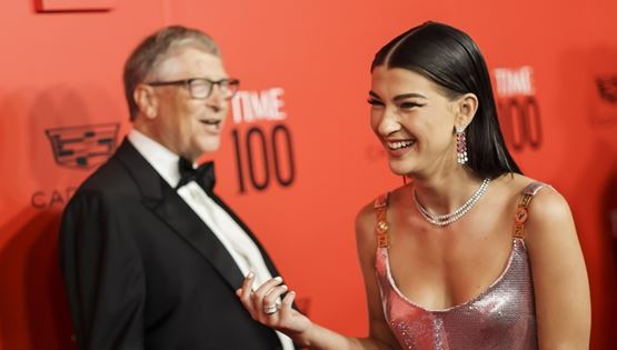 Η Phoebe Gates ποζάρει με μαγιό για πολύ σοβαρό λόγο