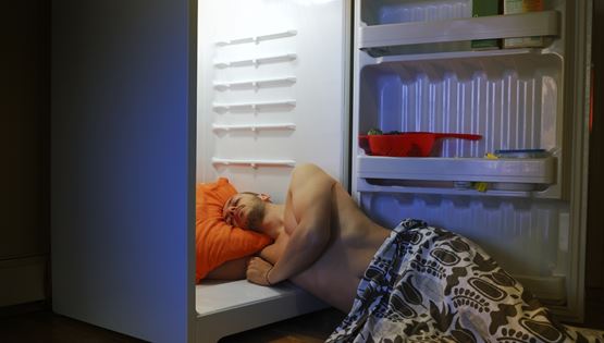 Τα μυστικά για να κοιμάσαι χωρίς να βασανίζεσαι από τη ζέστη