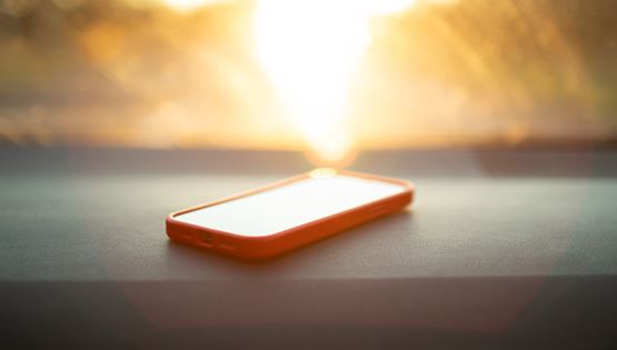 Αφήνεις το κινητό στον ήλιο; Δες τι μπορεί να πάθει