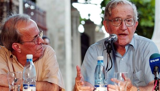 O Noam Chomsky δεν πολυσυμπαθεί το ChatGPT