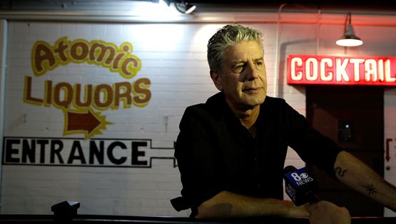 Anthony Bourdain: Ο άνθρωπος που έφαγε τον κόσμο και κατασπάραξε τον ίδιο του τον εαυτό
