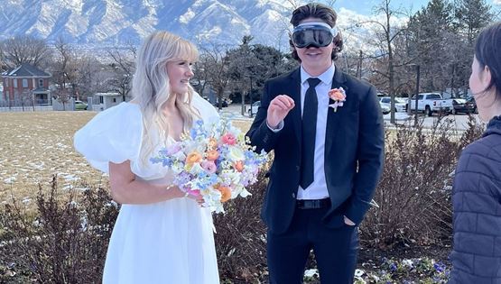 Ένας τύπος αποφάσισε να φορέσει το Apple Vision Pro στον γάμο του