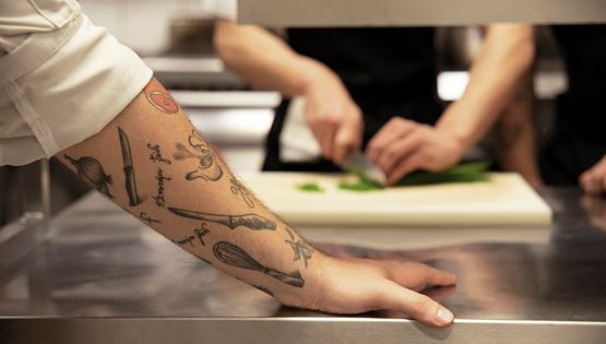 Τι πραγματικά συμβαίνει στις κουζίνες των εστιατορίων