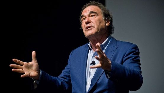 Ο Oliver Stone άλλαξε γνώμη για τη Barbie μέσα σε λίγες ώρες