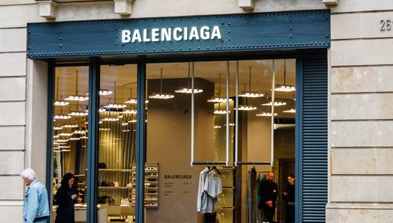 Η viral φούστα-πετσέτα της Balenciaga και το ανελέητο τρολάρισμα των ΙΚΕΑ