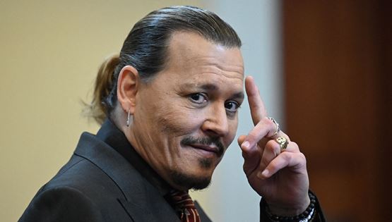 Η πρώτη φωτογραφία του Johnny Depp ως βασιλιάς Λουδοβίκος ΙΕ&#39;