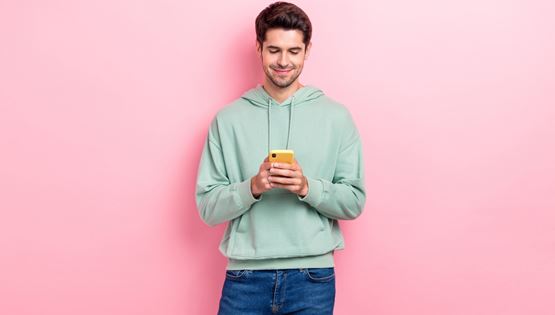 Πόσοι Έλληνες ενημερώνονται από το TikTok και το YouTube για την επικαιρότητα