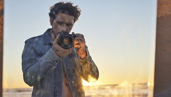 Ο Brooklyn Beckham μπροστά και πίσω από την κάμερα στη νέα καμπάνια της Pepe Jeans London