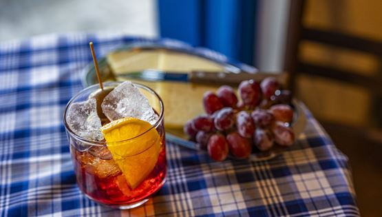 Γιατί ανοίγουν τόσα πολλά wine bars και spritzερίες στην Αθήνα