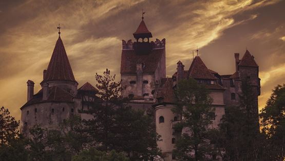 Επίσκεψη στο κάστρο του Κόμη Δράκουλα από τον καναπέ