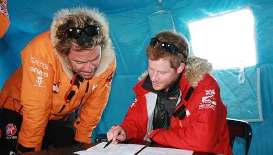 O Dominic West δεν μιλάει πια στον πρίγκιπα Harry