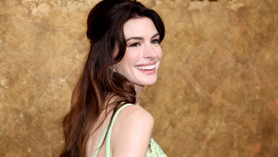 Κανείς δεν πανηγύρισε το γκολ του Leandro Trossard, όπως η Anne Hathaway