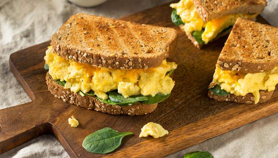 Σάντουιτς με scrambled eggs, η συνταγή