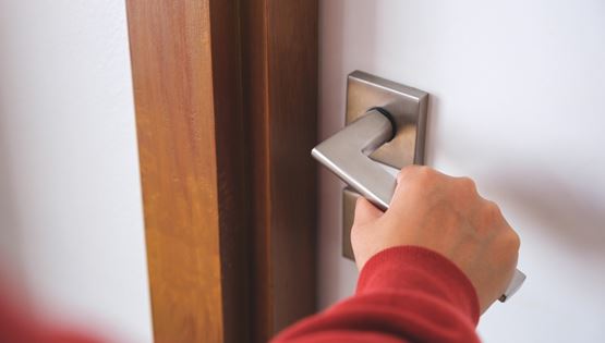 Μερικοί ευφάνταστοι τρόποι για να ανοίξεις την πόρτα σου αν ξέχασες τα κλειδιά σου