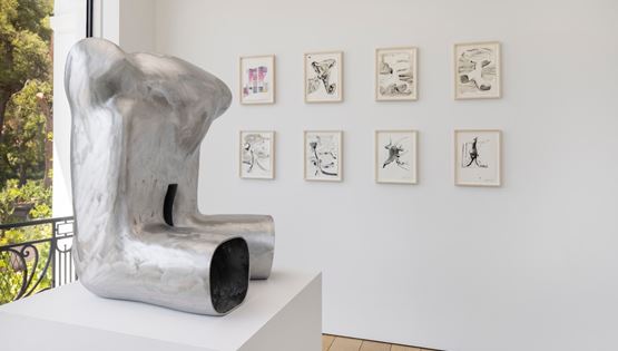 Ο Albert Oehlen κάνει σύγχρονη τέχνη σε χαρτί και έναν αλουμινένιο Ömega Man