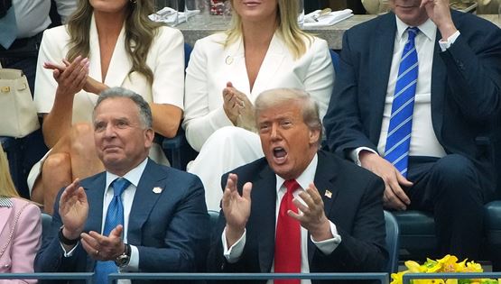 Χαμός στα social media με το χάπι που πήρε ο Donald Trump δημοσίως-τι συμβαίνει με την υγεία του;