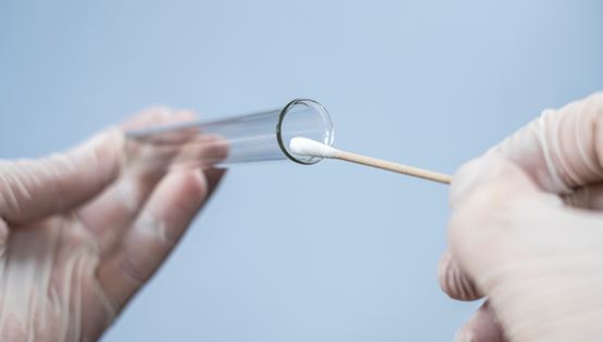 Μεταδίδεται ο κορονοϊός με το σάλιο;