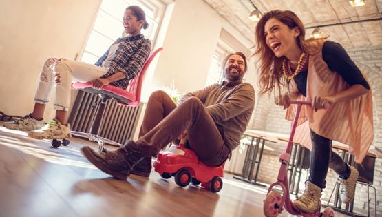 Οι ενήλικες αγοράζουν δώρα για τον εαυτό τους, η βιομηχανία παιχνιδιών κερδίζει