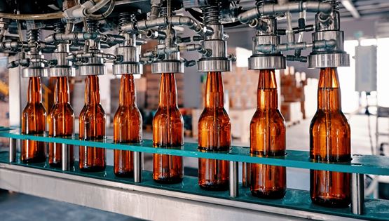 Υπάλληλος ζυθοποιείου έπινε καθημερινά 4 λίτρα μπύρας και τους μηνύει για τον αλκοολισμό του