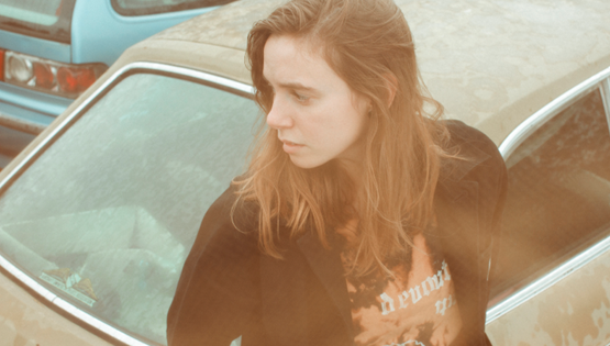 Η Julien Baker και η αιώνια λιακάδα ενός μουσικού μυαλού