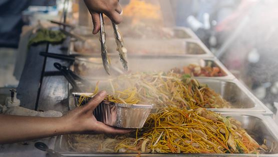Η μυστική σάλτσα που κάνει το κινέζικο street food τόσο νόστιμο