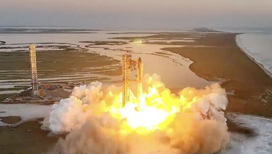 Η SpaceX πιάνει πύραυλο στον αέρα και η επιστημονική φαντασία έγινε πραγματικότητα