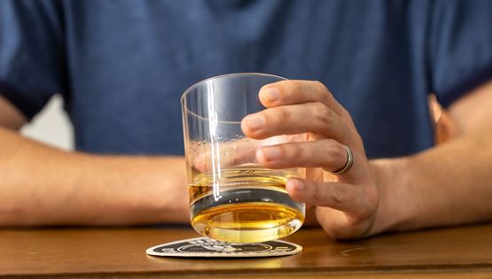 Πώς θα καταλάβεις αν κάποιος είναι αλκοολικός