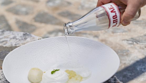 Από τους Πεύκους της Ρόδου στην Αθηναϊκή Ριβιέρα: Ένα εστιατόριο-διαμάντι σερβίρει για ένα βράδυ στη Γλυφάδα