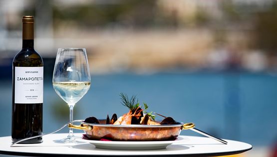Το τέλειο wine pairing με τη Σαμαρόπετρα Κυρ-Γιάννη στην Πισίνα
