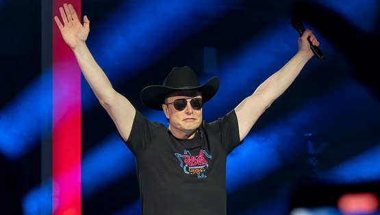 Τα πιο ακριβά πράγματα που έχουν αγοράσει οι Elon Musk και Jeff Bezos