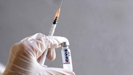 Το εμβόλιο των Pfizer Inc/BioNTech αγγίζει σε αποτελεσματικότητα το 95%