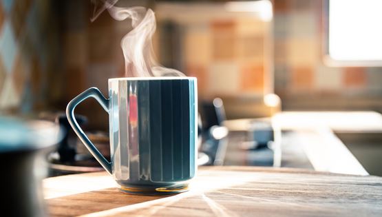 Μπορεί ο ζεστός καφές να καταπολεμήσει τον καύσωνα;