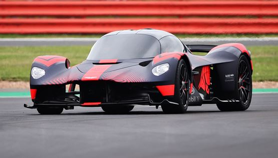 Η Aston Martin Valkyrie βγήκε επιτέλους στην πίστα