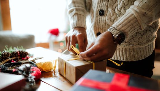 10 ιδέες δώρων για να γλιτώσεις το εορταστικό διπλωματικό επεισόδιο με την πεθερά σου