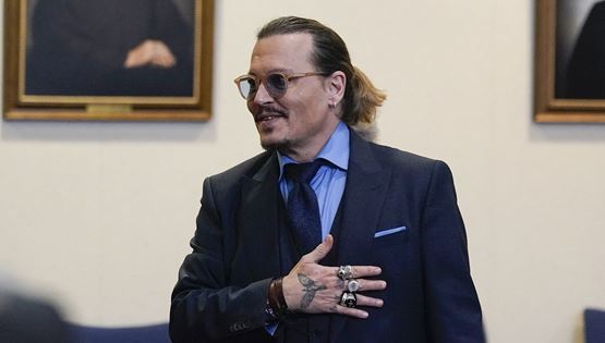 Η νέα σύντροφος του Johnny Depp είναι δικηγόρος αλλά δεν είναι η Camille Vasquez