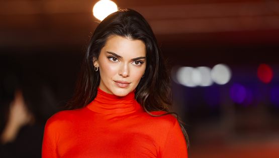 Οι διάσημοι που έκαναν σχέση με τα αδέρφια των κολλητών του