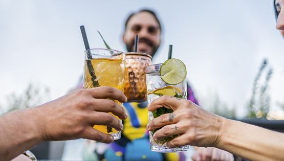 Αλκοόλ και ζέστη δεν πάνε μαζί, λέει η επιστήμη