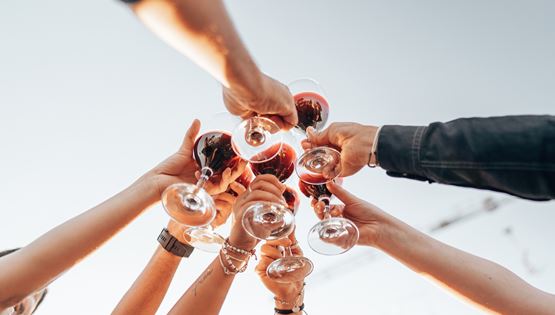 Αποχαιρετάμε το brunch και καλωσορίζουμε το drunch που κάνει θραύση